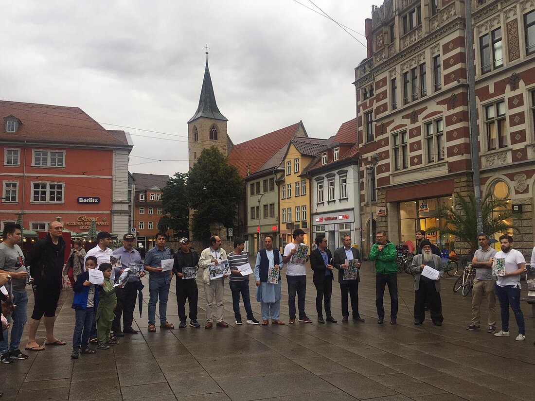 Minister Lauinger mit weiteren Personen im Kreis stehend zum Gedenken an die Opfer in Kabul