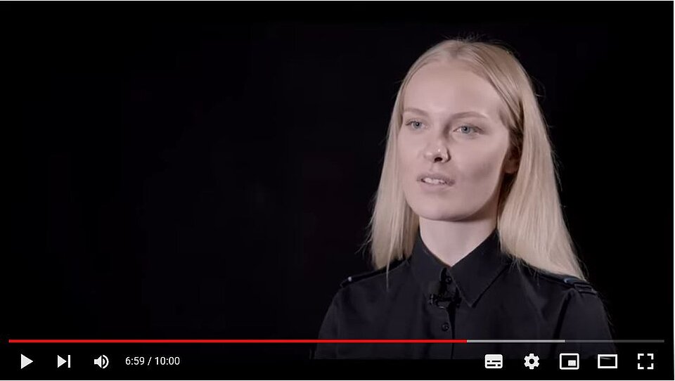 Zum Youtub Video Ausschnitt aus dem Film: Arbeiten im Justizvollzug - Lina im Gefängnis. Lina erzählt Ihren Weg zur Ausbildung als Justizvollzugsbeamin.