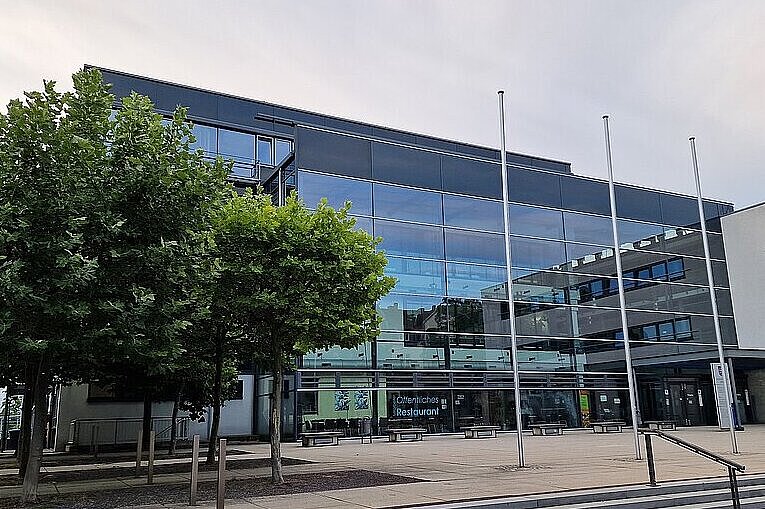 Vorderansicht des Justizzentrums Erfurt, in dem u.a. das Thüringer Landessozialgericht seinen Sitz hat.