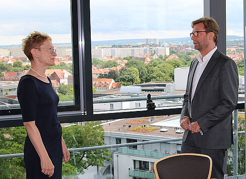 Die Leitende Oberstaatsanwältin der Staatsanwaltschaft Erfurt, Bettina Keil-Rüther im Gespräch mit Justizminister Dirk Adams.