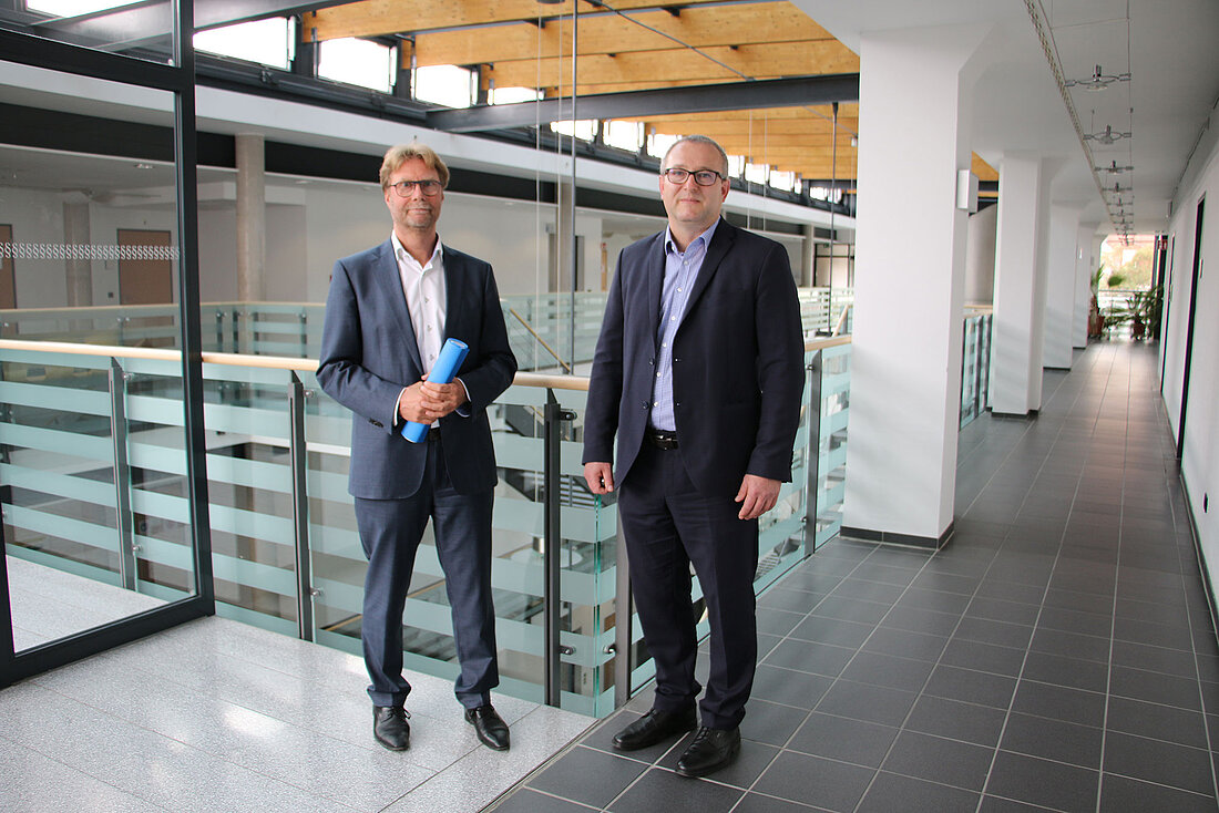 Justizminister Dirk Adams und der Dirktor Jan Boller im Treppenhaus des Amtsgerichts Erfurt.