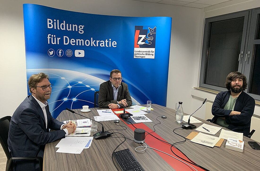 Justizminister Dirk Adams, Franz-Josef Schlichting von der Landeszentrale für politische Bildung und der Medienpädagoge Kay Albrechtauf auf dem Podium „(Gefährdete?) Demokratie in der Corona-Pandemie".