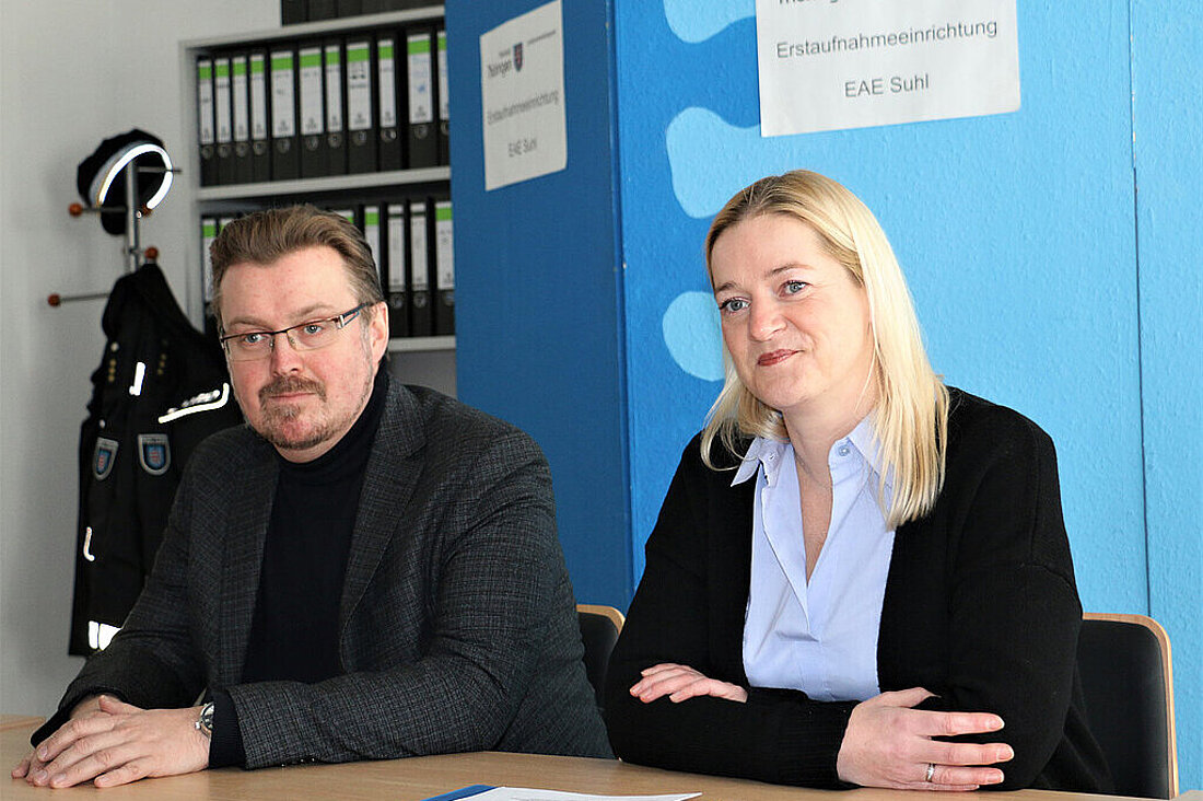 Migrationsministerin Beate Meißner und Staatssekretär Christian Klein bei ihrem Besuch in der Erstaufnahmeeinrichtung in Suhl.
