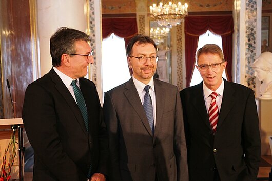 Justizminister Dieter Lauinger mit dem neuen Präsidenten des Thüringer Oberverwaltungsgerichts, Dr. Klaus Hinkel sowie dessen Amtsvorgänger Prof. Dr. Hartmut Schwan