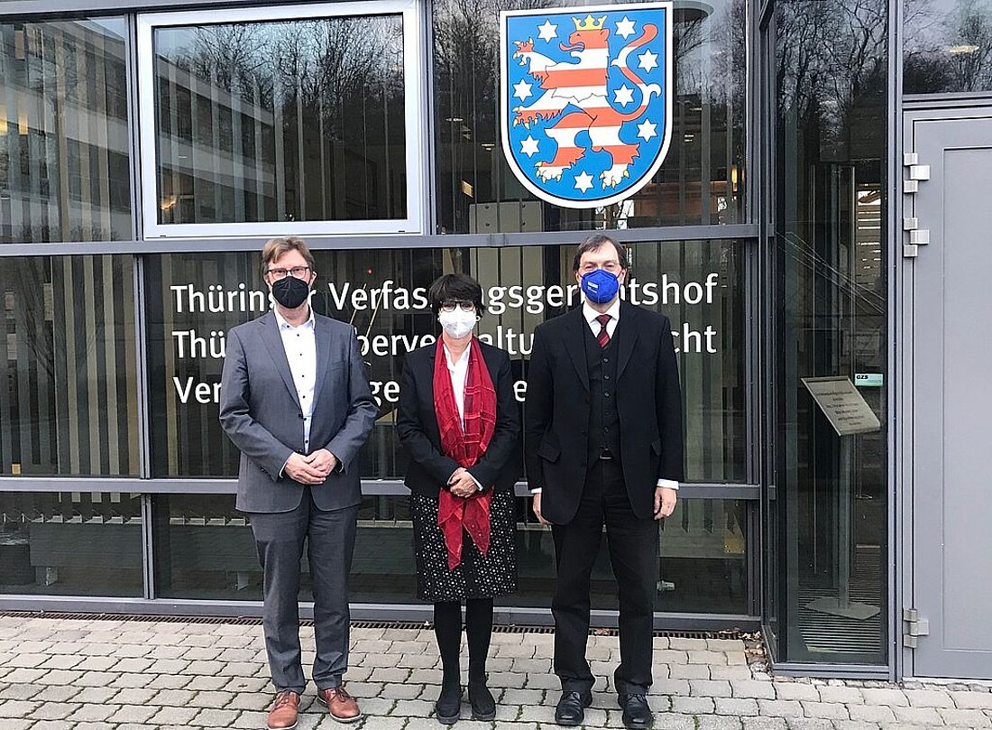 Justizminister Dirk Adams mit der Präsidentin des VG Weimar Elke Heßelmann und dem Präsidenten des OVG Dr. Klaus Hinkel vor dem Gerichtsgebäude in Weimar.  sowie