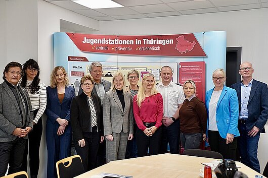 Gruppenfoto von Justizministerin Beate Meißner mit den Bediensteten der Jugendstation Gera beim Informationsbesuch