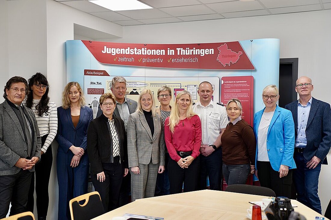 Gruppenfoto von Justizministerin Beate Meißner mit den Bediensteten der Jugendstation Gera beim Informationsbesuch