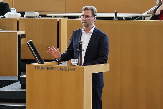 Minister Dirk Adams hält eine Rede im Thüringer Landtag.