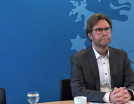 Minister Dirk Adams bei der Medienkonferenz