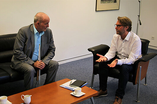 Der Thüringer Landesbeauftragte für Menschen mit Behinderungen, Joachim Leibiger und Justizminister Dirk Adams im Gespräch.zu einem ersten Kennenlernen. Themen des Gesprächs