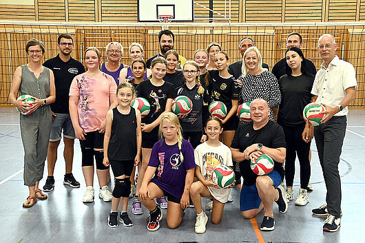 Gruppenfoto von Migrationsministerin Beate Meißner mit Mitgliedern des Volleyballclubs Sonneberg in der Lohau-Halle