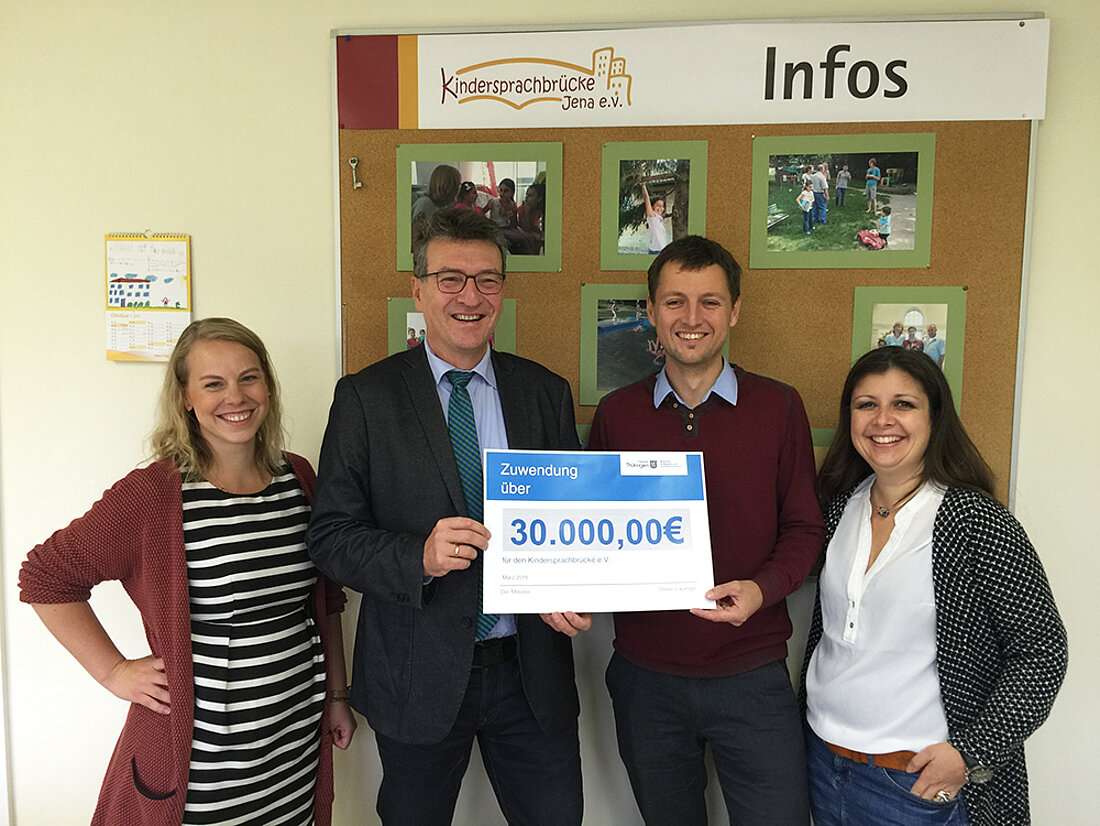 Fördermittelscheck an Kindersprachbrücke e.V.