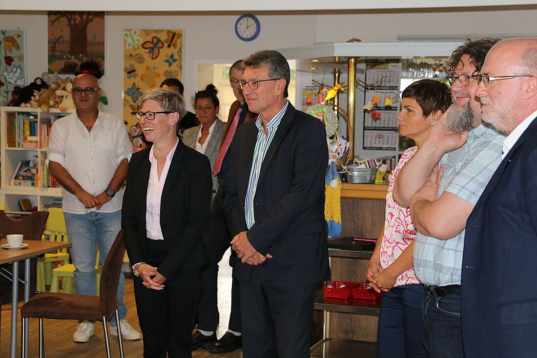 Minister Lauinger mit weiteren Personen während des Besuchs eines Integrationsprojektes in Eisenach