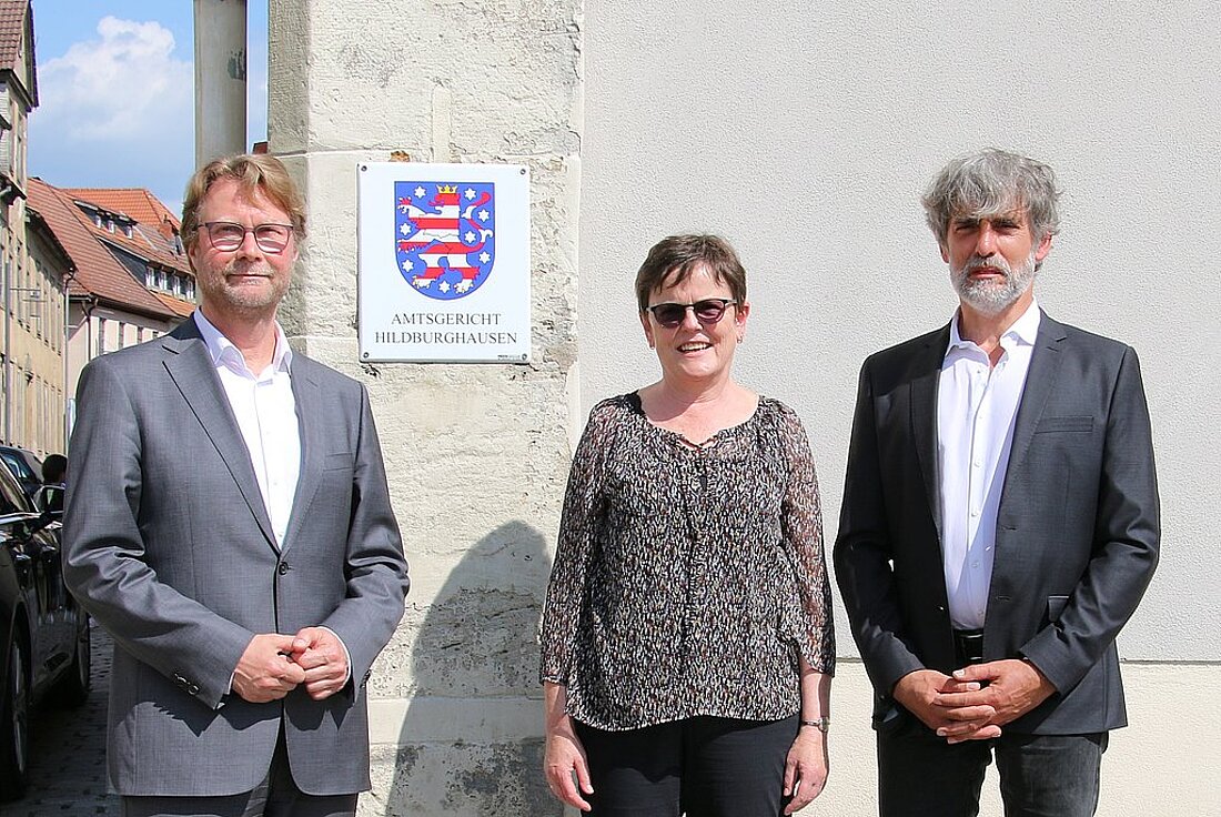 Justizminister Dirk Adams, die Direktorin Maritta Windsheimer und der Vizepräsident des Landgerichts Meiningen, Stephan Hollandt vor dem Amtsgericht Hildburghausen.