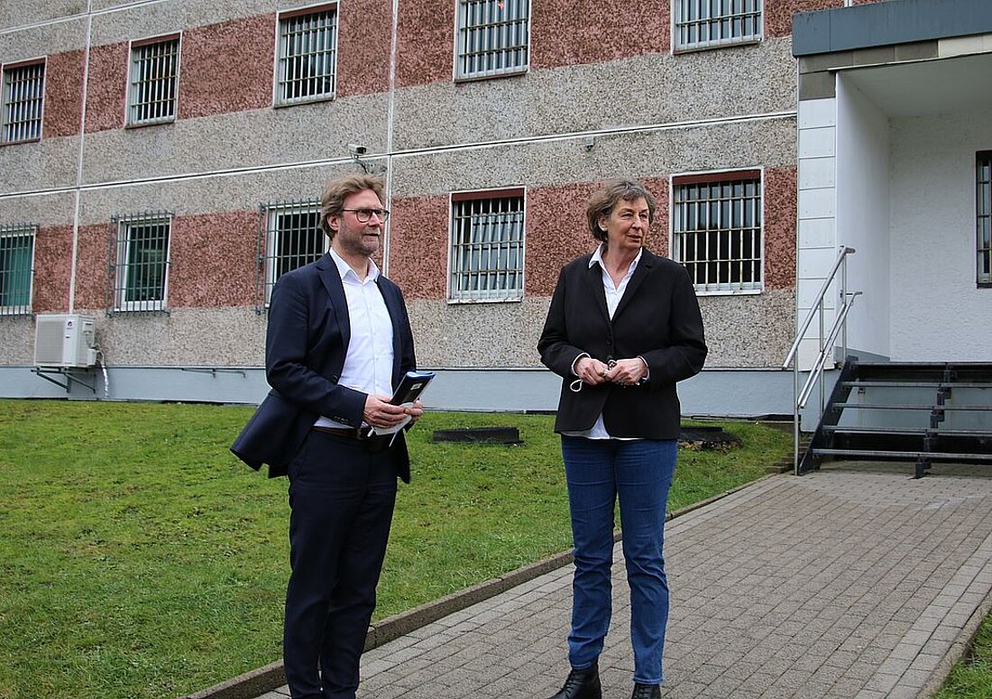 Weihnachten JVA Goldlauter Justizminister Dirk Adams und die Leiterin Anette Brüchmann vor der Justizvollzugsanstalt Suhl-Goldlauter.