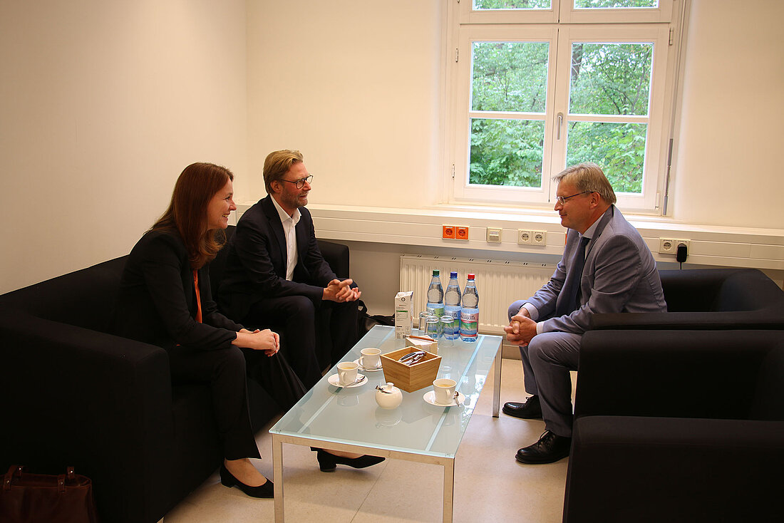 Die Leiterin des Minister- und Staatsskretärsbüros, Katrin Thiel-Koch, Justizminister Dirk Adams und der Präsident des Thüringer Verfassungsgerichtshofs, Dr. Klaus-Dieter von der Weiden im Gespräch.