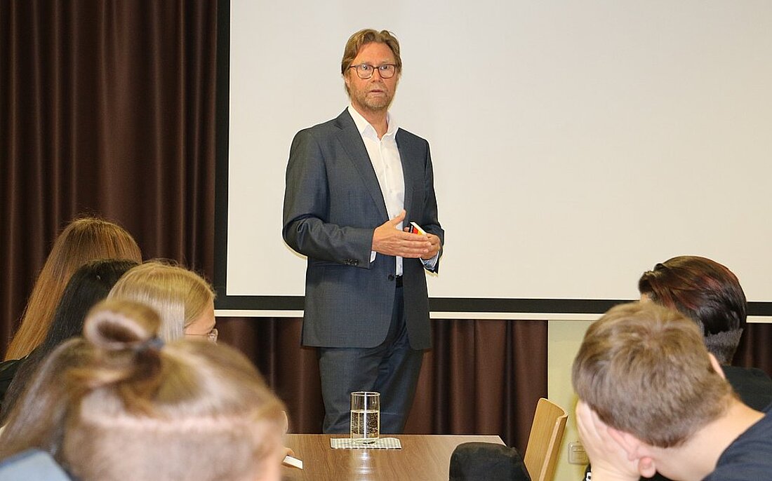 Justizminister Dirk Adams beim EU-Projekttag beim Gespräch mit Schülern der Gemeinschaftsschule Roter Berg in Erfurt.