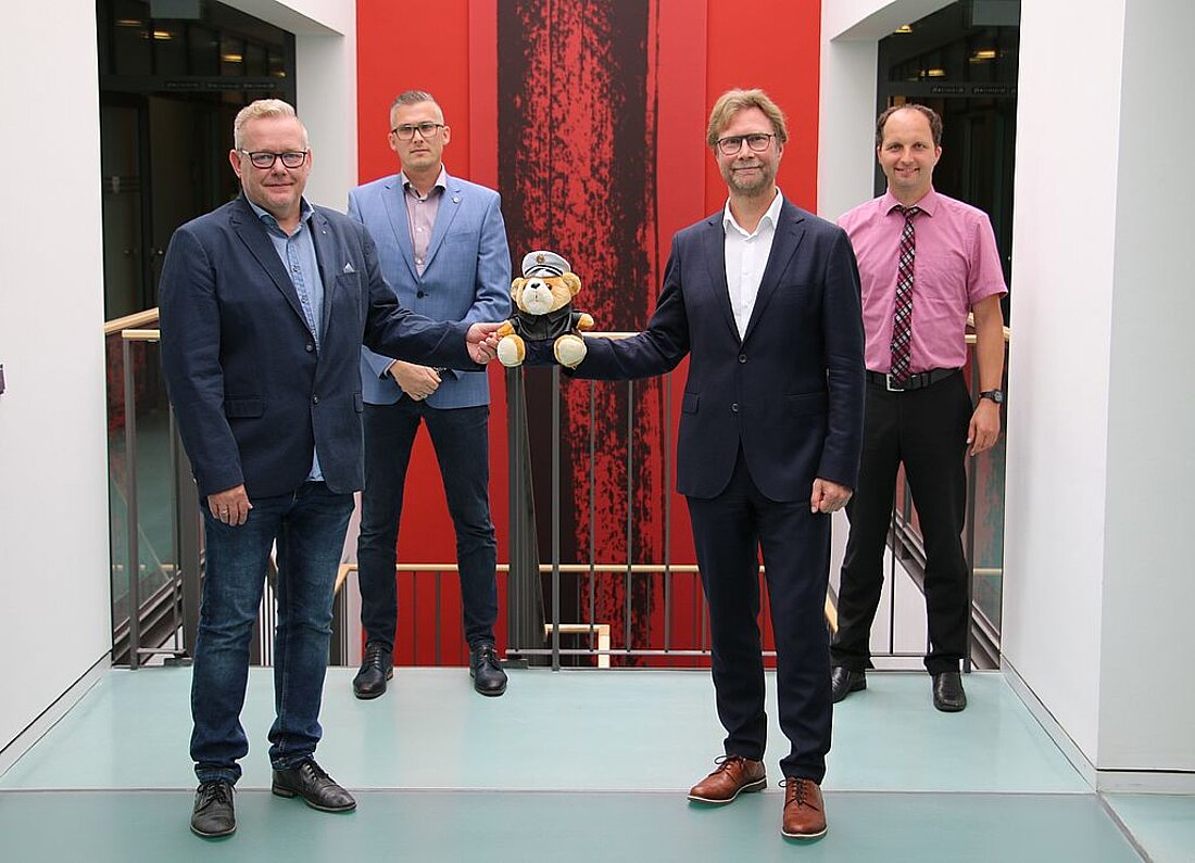 Justizminister Dirk Adams und die GdP Justizvollzug nach dem Gespräch im TMMJV.