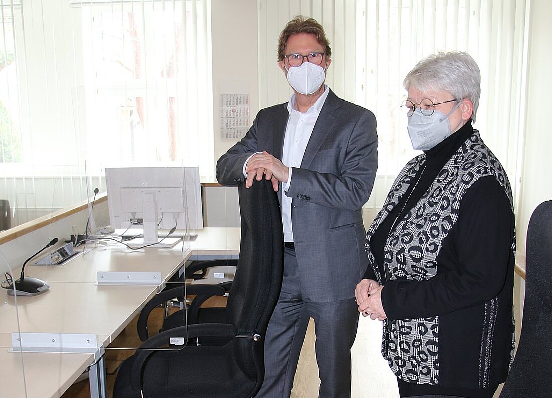 Justizminister Dirk Adams lässt sich von der Präsidentin Renate Schwarz den Sitzungssaal im Ausweichquartier des Landgerichts Erfurt zeigen.