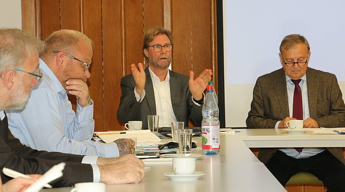 Verbraucherschutzminister Dirk Adams redet bei der Mitgliederversammlung der Verbraucherzentrale Thüringen.