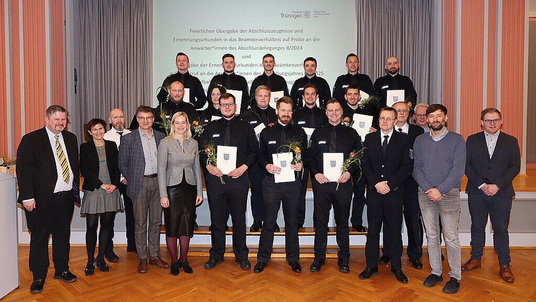 Justizministerin Beate Meißner und die Absolventinnen und Absolventen der Ausbildung im mittleren allgemeinen Vollzugsdienst bei der Zeugnisübergabe.