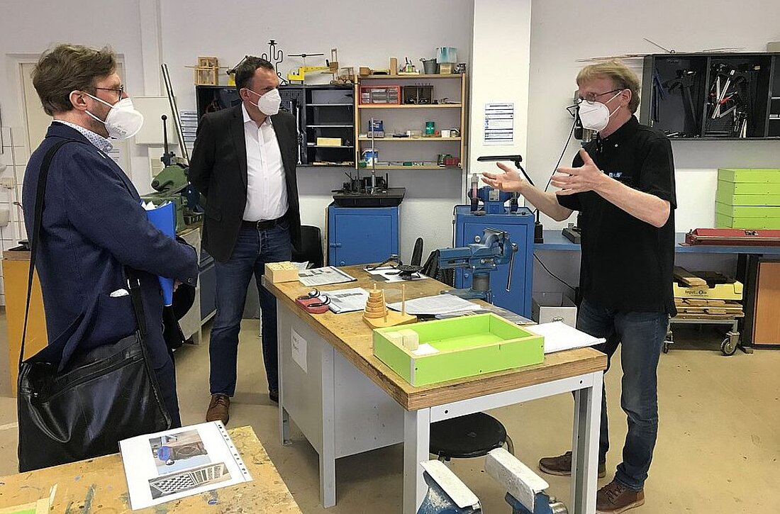 Migrationsminister Dirk Adams trifft sich mit externen Projektträgern und Ehrenamtlichen, die in der Erstaufnahmeeinrichtung in Suhl tätig sind.