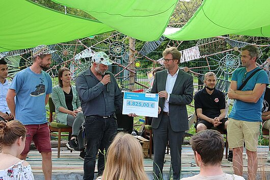 Minister Dirk Adams überreicht einen Lottomittelbescheid für den Garten der Verbände.