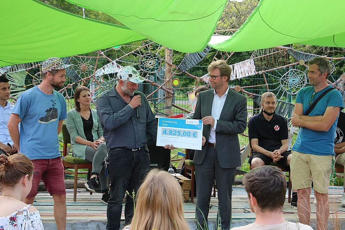 Minister Dirk Adams überreicht einen Lottomittelbescheid für den Garten der Verbände.