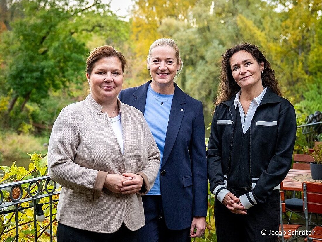 Die Justizministerinnen Franziska Weidinger aus Sachsen-Anhalt, Beate Meißner aus Thüringen und Prof. Constanze Geiert aus Sachsen bei der mitteldeutschen Justizministerinnenkonferenz (Foto: Jacob Schröter)