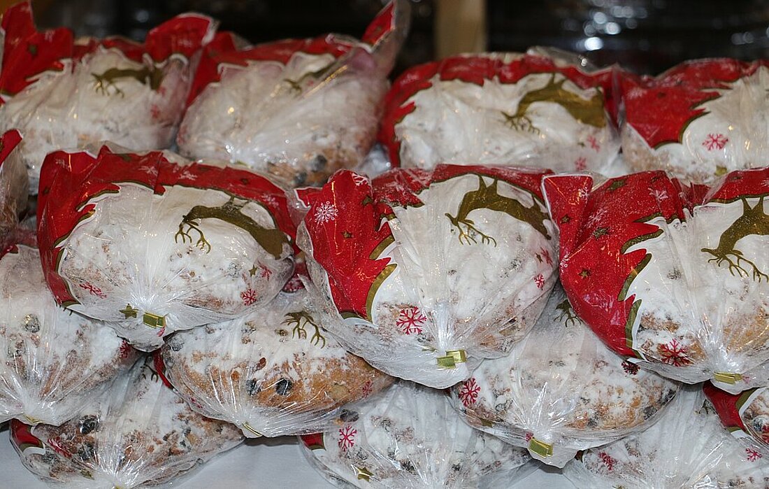 Weihnachtsstollen aus der Justizvollzugsanstalt Tonna liegen eingepackt auf einem Tisch