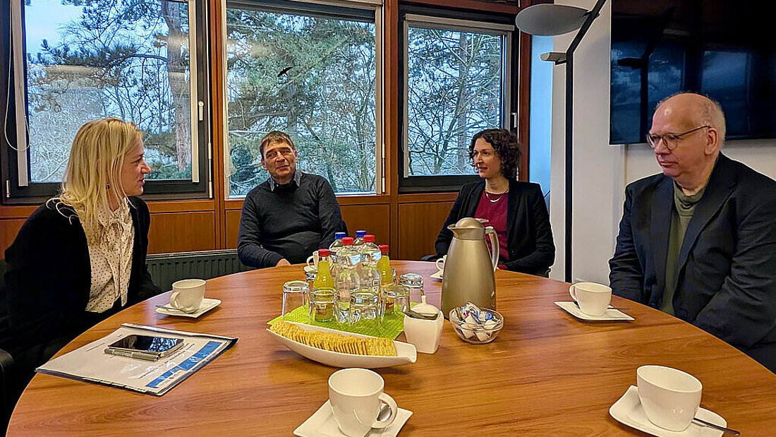 Verbraucherschutzministerin Beate Meißner und Dr. Ralph Walther, Mara Mertin sowie Ralf Reichertz von der Verbraucherzentrale Thüringen