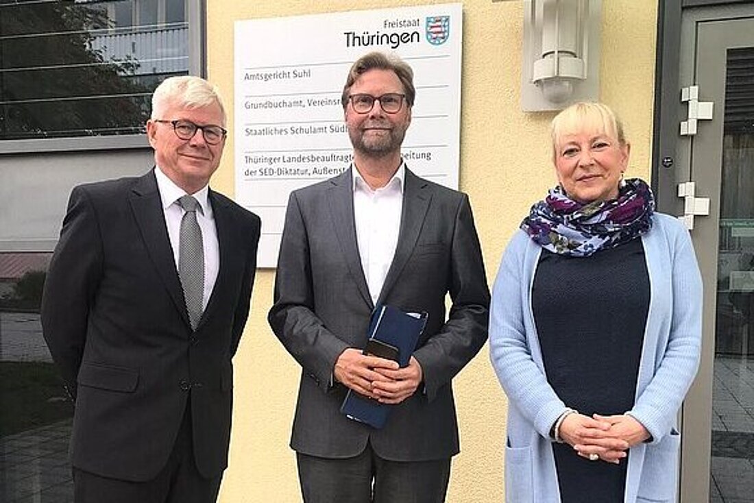 Besuch AG Suhl Der Direktor Volker Linde, Justizminister Dirk Adams und die Landgerichtspräsidentin Sonja Friebertshäuser vor dem Amtsgericht Suhl.