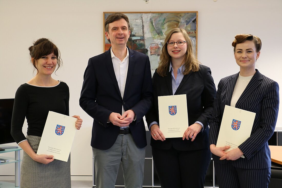 Justizstaatssekretär Sebastian von Ammon hat heute den Notarassessorinnen Dr. Annett Meier-Wehrsdorfer (links), Susanne Reichenbach (Mitte) und Anne Mähler (rechts) die sogenannten „Bestallungsurkunden“ überreicht.