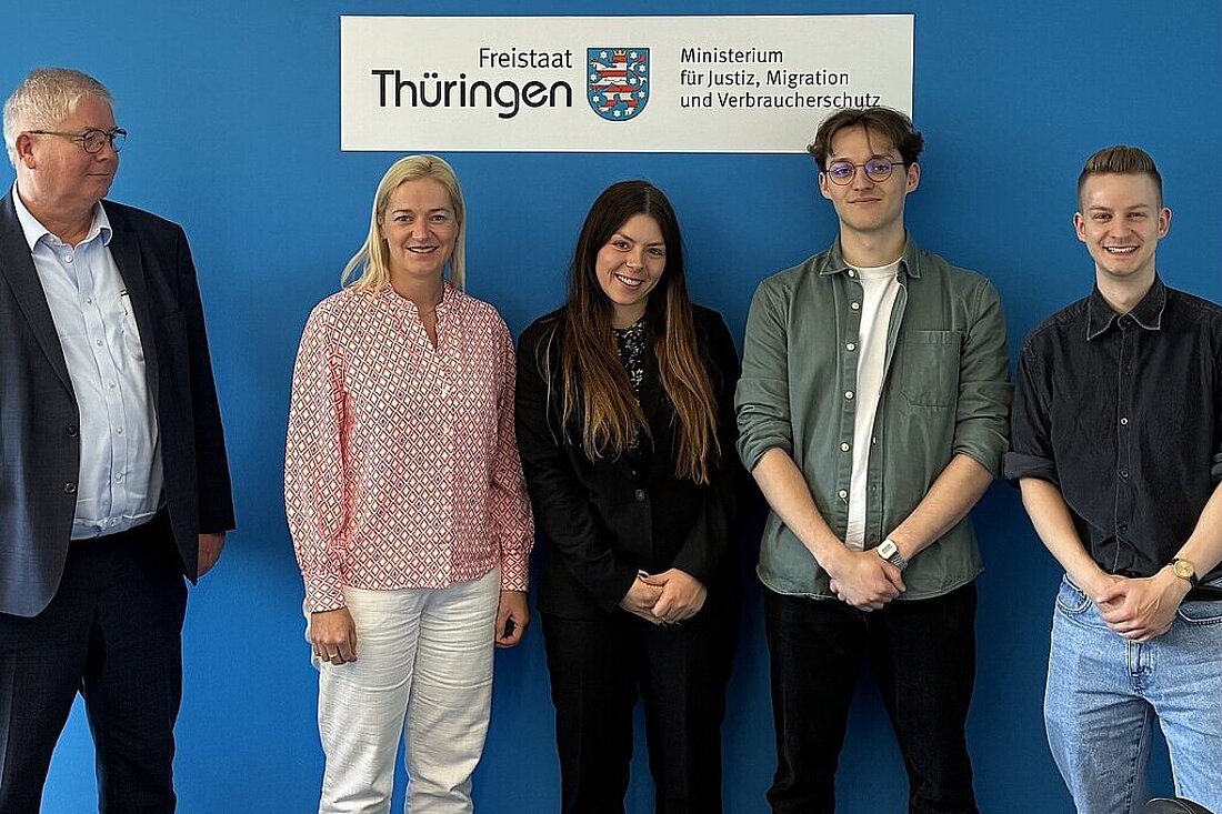 Justizministerin Beate Meißner mit den Vorsitzenden des Thüringer Referendarvereins und dem Präsidenten des Justizprüfungsamtes Uwe Homberger.