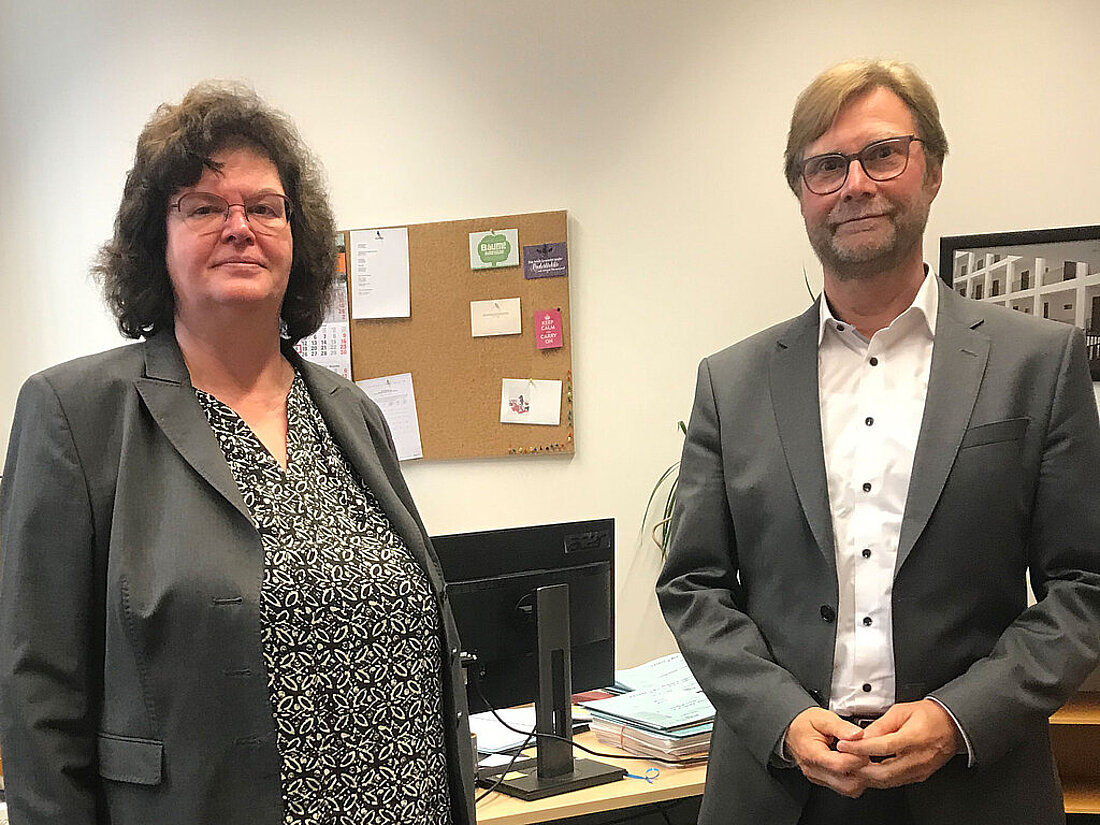 Die Direktorin Petra Hütte und Justizminister Dirk Adams beim Gespräch im Amtsgericht Weimar.
