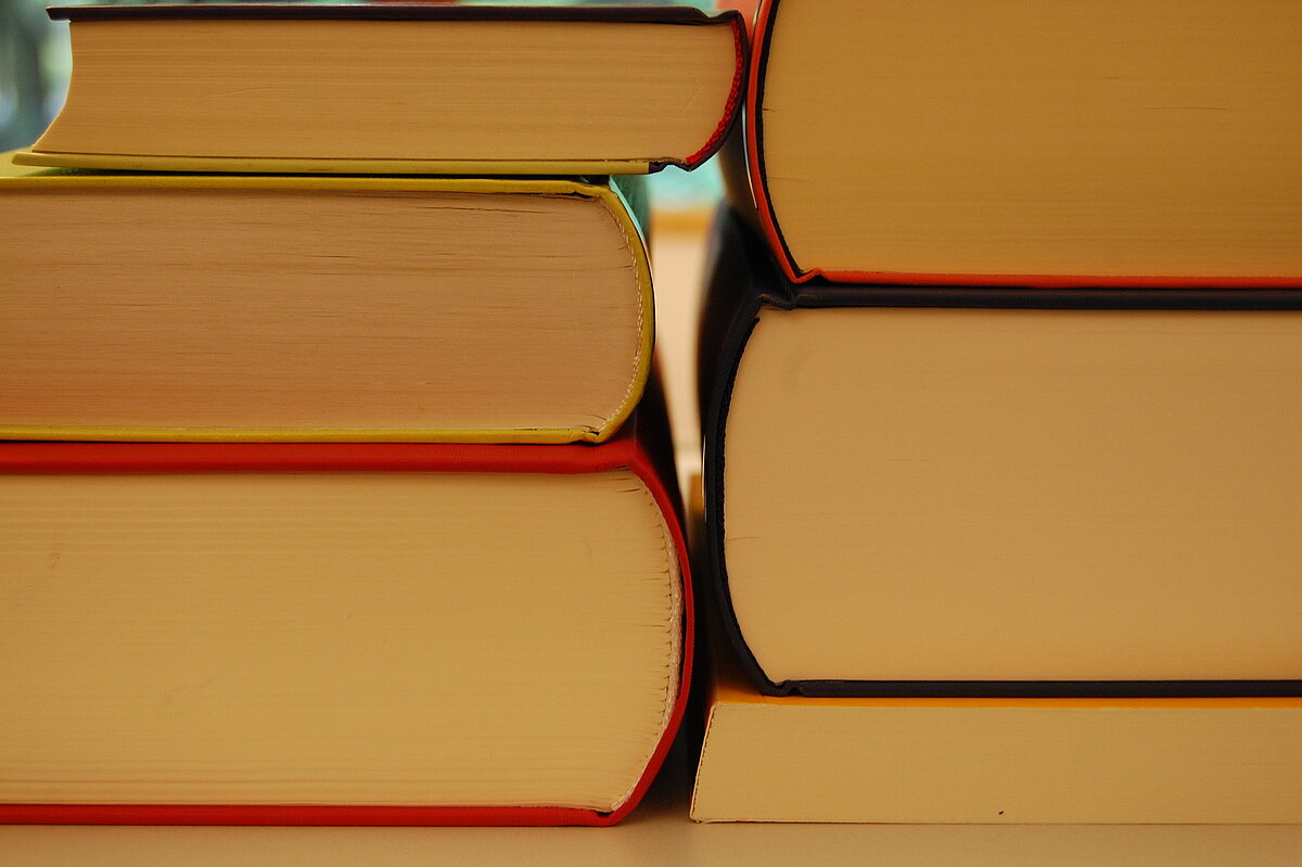 Bücherstapel Zwei Bücherstapel, mit dem Buchrücken aneinandergelegt.
