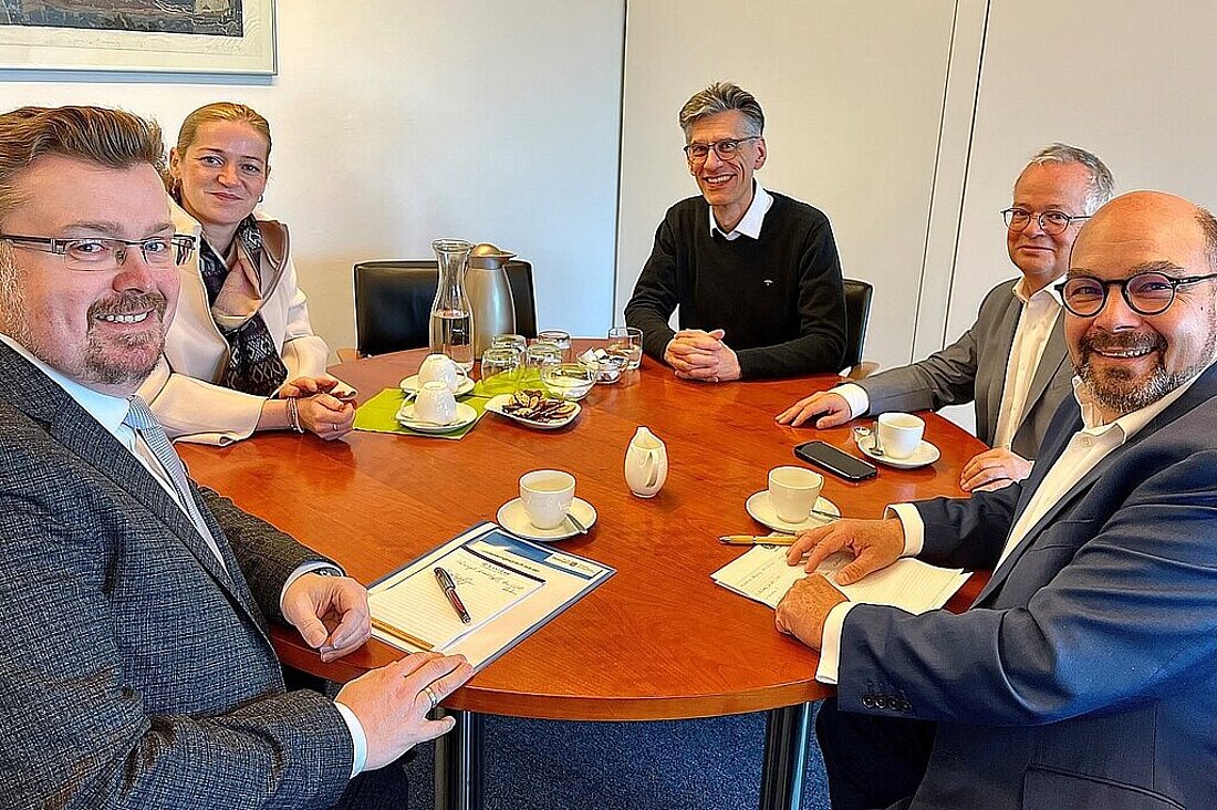 Justizministerin Beate Meißner und Staatssekretär Christian Klein im Gespräch mit dem Präsidenten der Rechtsanwaltskammer Thüringen.