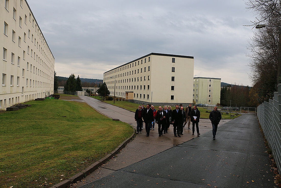 Minister Dieter Lauinger beim Rundgang durch das Gelände der Erstaufnahmeeinrichtung in Suhl