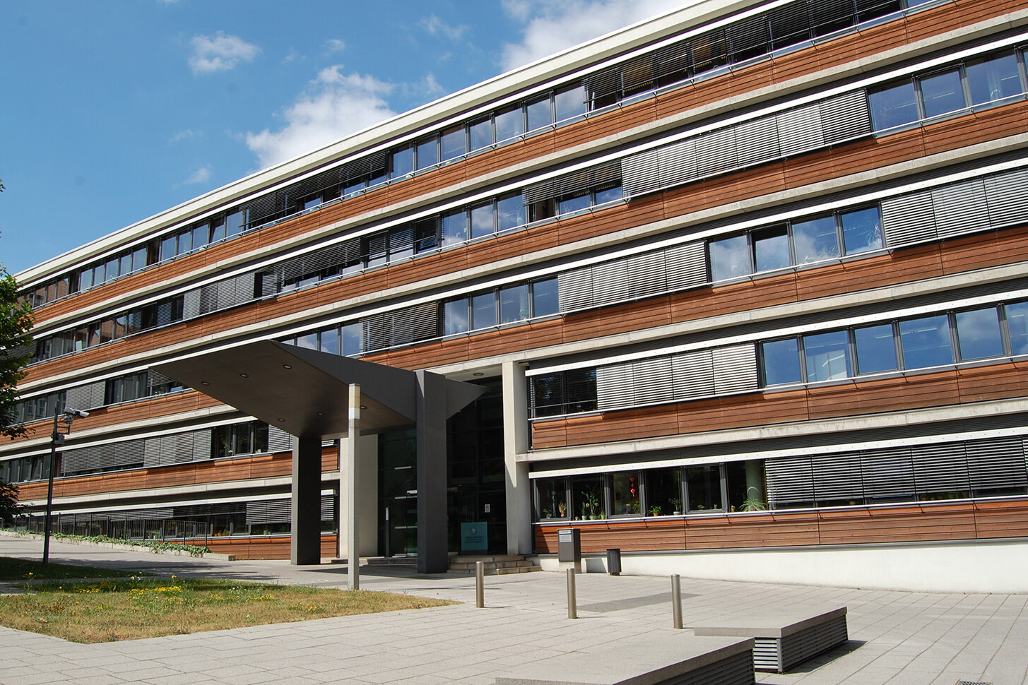 Gebäude des Thüringer Ministerium für Migration, Justiz und Verbraucherschutz - vordere Ansicht von rechts mit Eingang