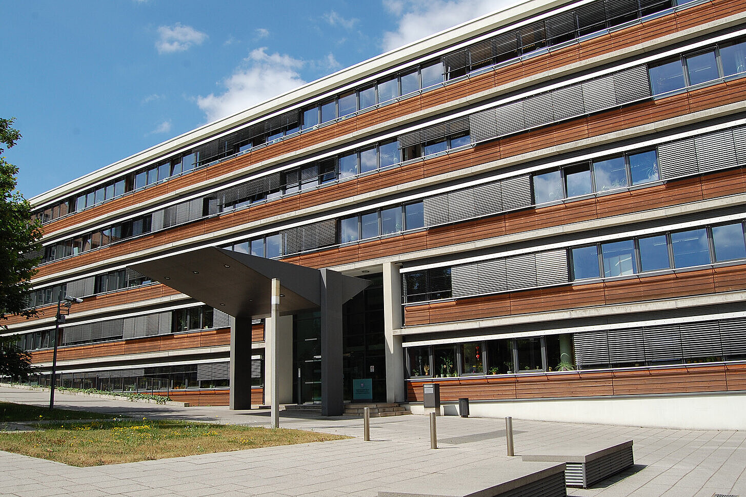 Gebäude des Thüringer Ministerium für Migration, Justiz und Verbraucherschutz - vordere Ansicht von rechts mit Eingang