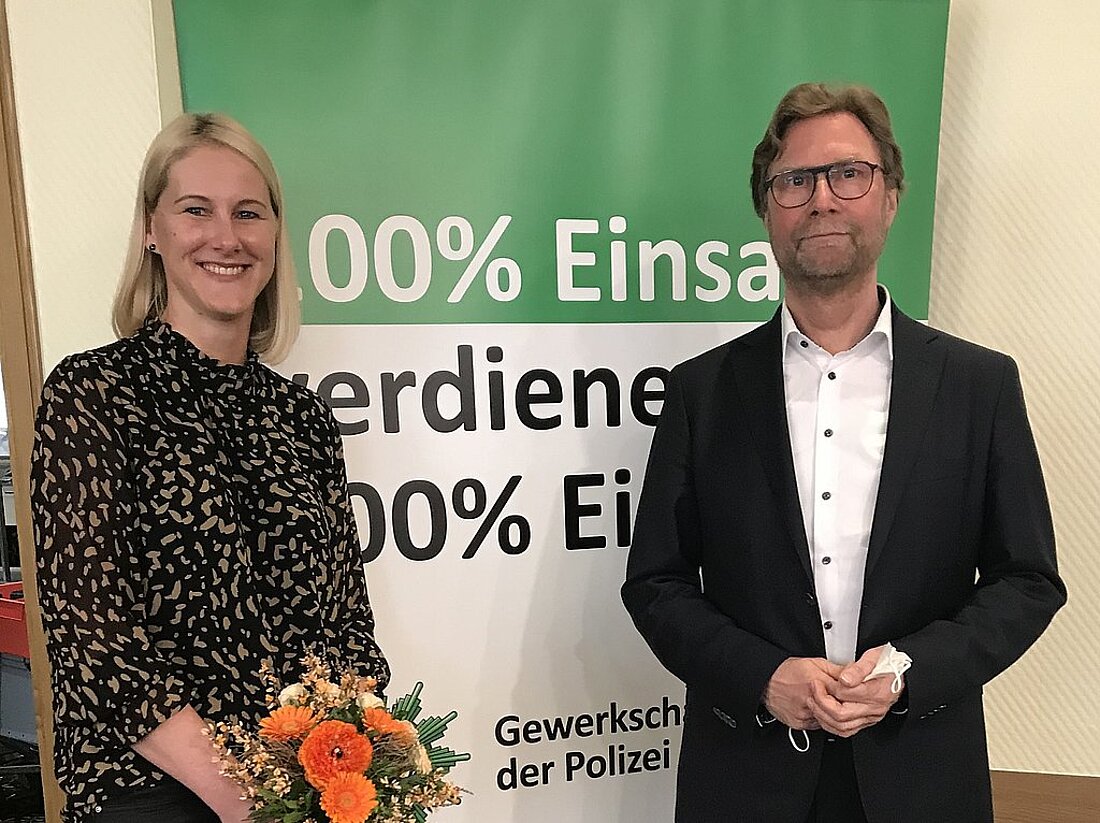 Mandy Koch von der Gewerkschaft der Polizei und Justizminister Dirk Adams