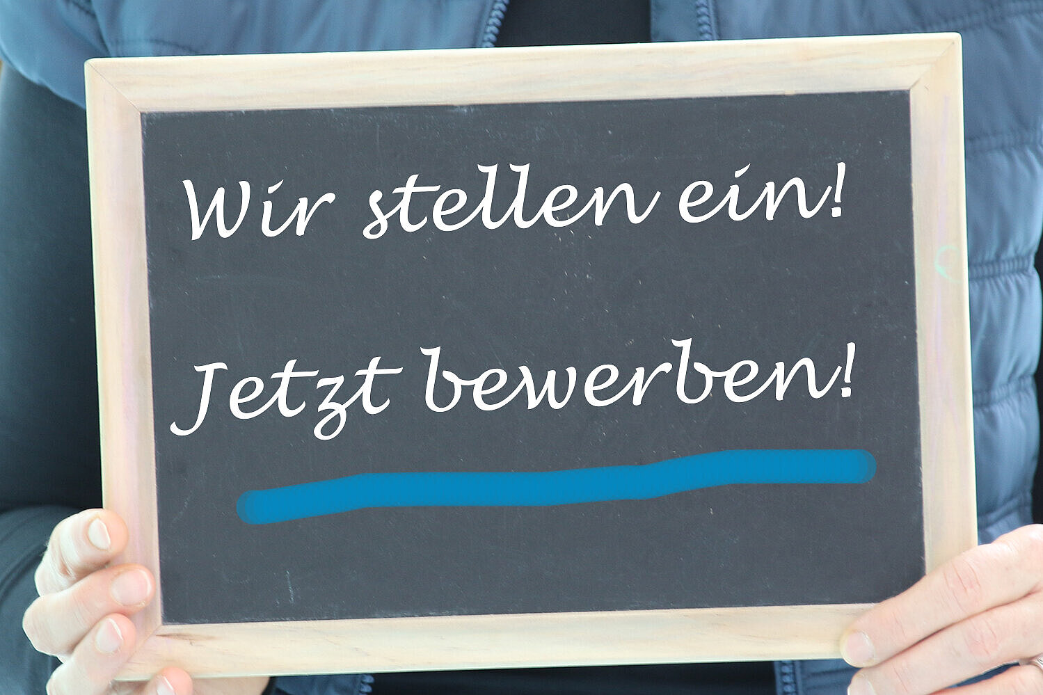 Tafel mit der Aufschrift: Wir stellen ein! Jetzt bewerben!