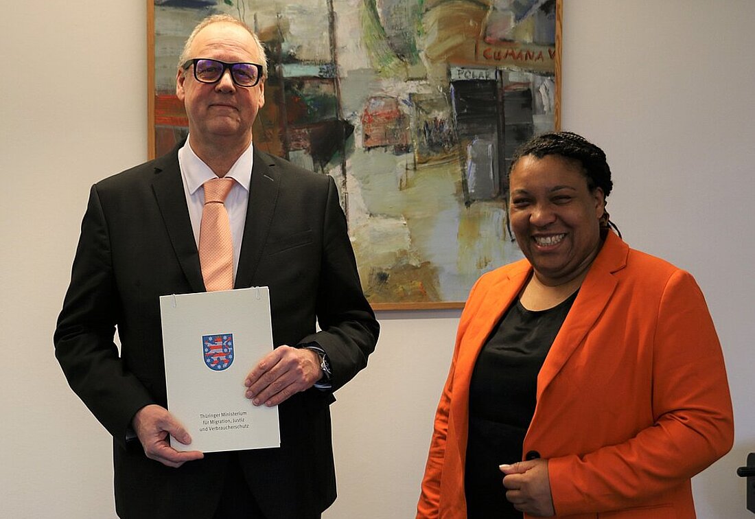 Der Leitende Oberstaatsanwalt Ulf Dieter Walther und Justizministerin Doreen Denstädt nach der Ernennung.