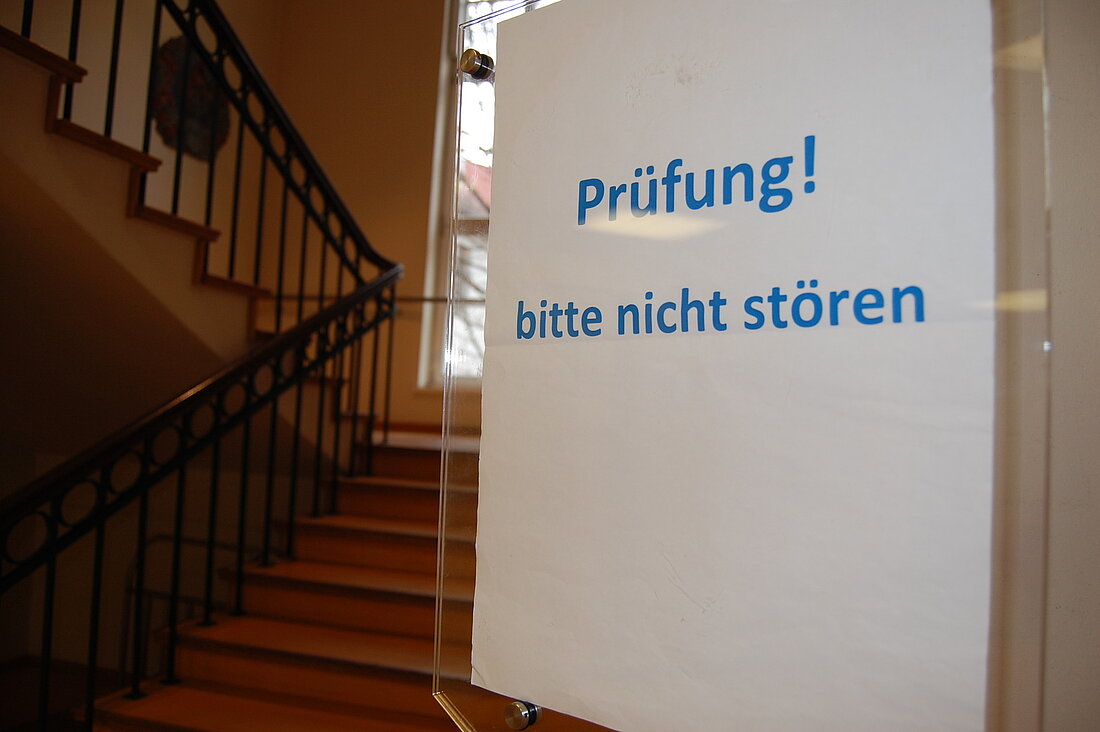 Hinweisschild Bitte nicht stören Hinweisschild im Prüfungsgebäude Bitte nicht stören