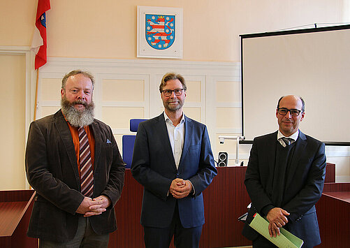 Justizminister Dirk Adams (Mitte) im Gespräch mit dem Direktor des Amtsgerichts Herrn Christian Hollandmoritz (links) und dem Präsidenten des Landgerichts Gera Herrn Dr. Götz Herrmann (rechts).
