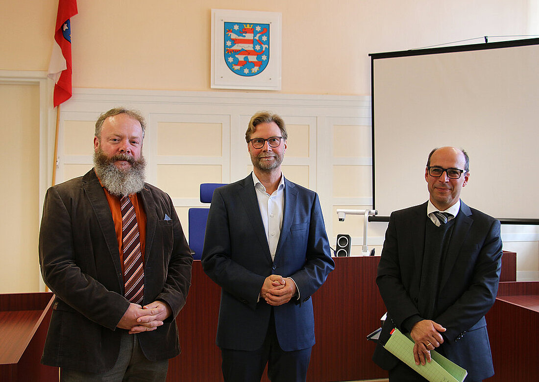 Justizminister Dirk Adams (Mitte) im Gespräch mit dem Direktor des Amtsgerichts Herrn Christian Hollandmoritz (links) und dem Präsidenten des Landgerichts Gera Herrn Dr. Götz Herrmann (rechts).