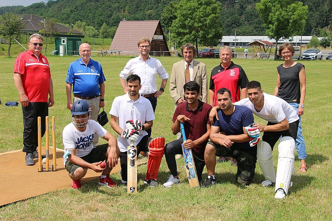 Migrationsminister Dirk Adams besucht die Cricket-Abteilung des SV Niederkrossen und informiert sich über die Integrationsarbeit des Vereins.