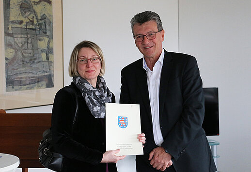Justizminister Dieter Lauinger und die neue Direktorin des Sozialgerichts Nordhausen, Janet Hankel.