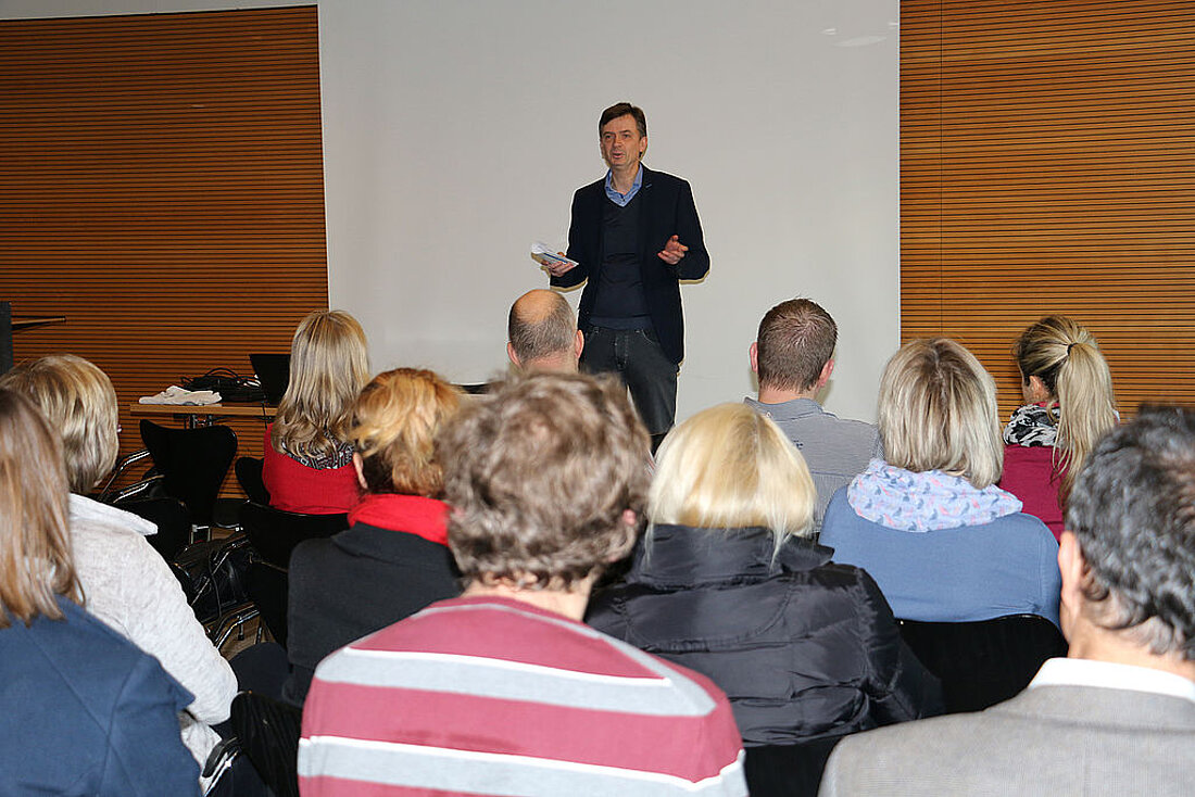 Staatssekretär Sebastian von Ammon eröffnet den Gesundheitstag in der Rotunde vor dem Mitarbeitern des Thüringer Ministeriums für Migration, Justiz und Verbraucherschutz.