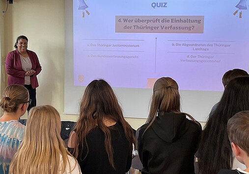 Justizministerin Doreen Denstädt beim Workshop zum Verfassungsjubiläum mit Schülerinnen und Schülern der Regelschule "Am Kiliansberg" in Meiningen.